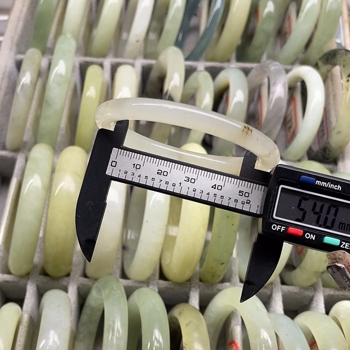 蛇纹石玉未镶嵌手镯190