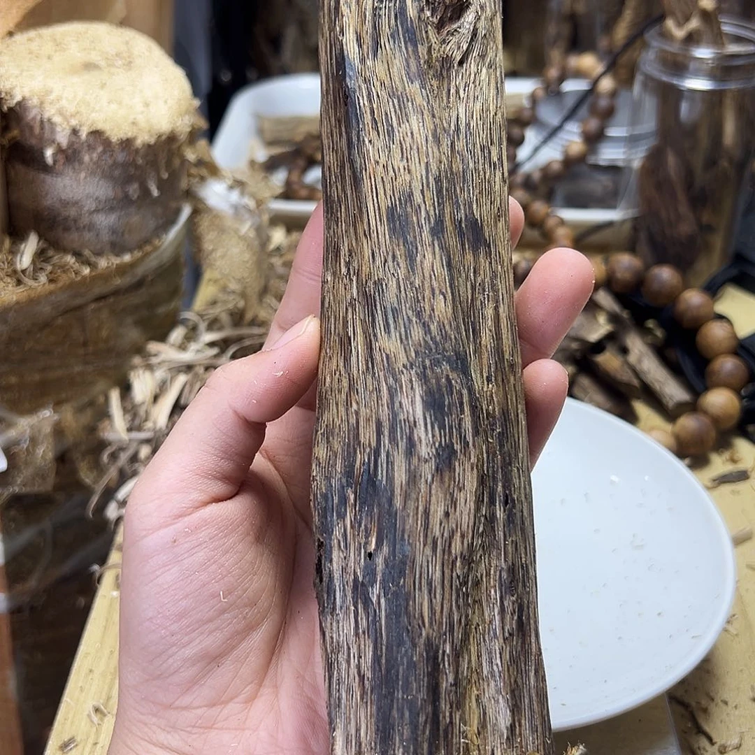 用***8木绿奇楠虫漏摆件