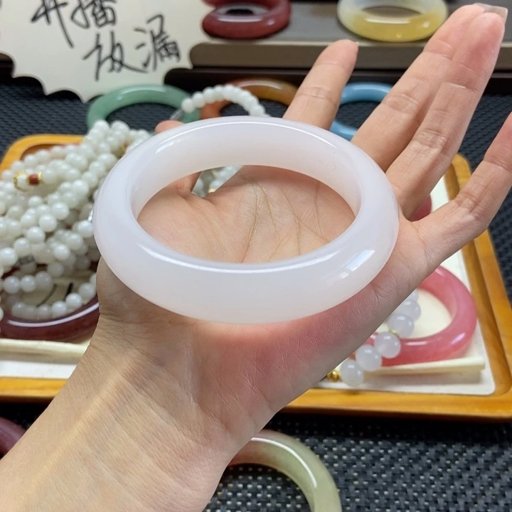 未镶嵌手镯石英岩玉