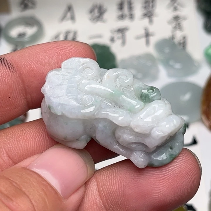 翡翠未镶嵌颈饰貔貅