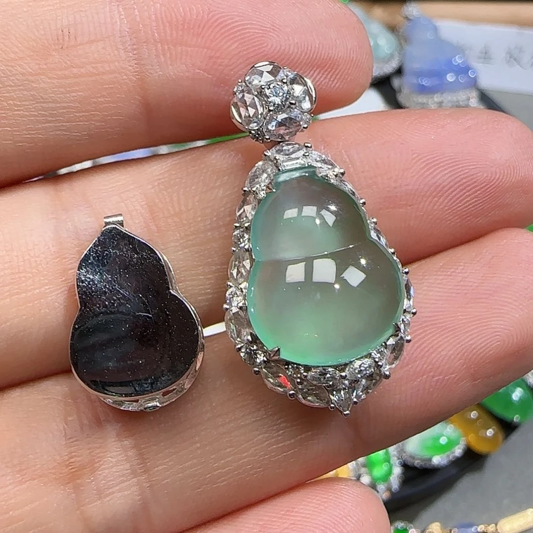 翡翠18K金镶嵌颈饰葫芦