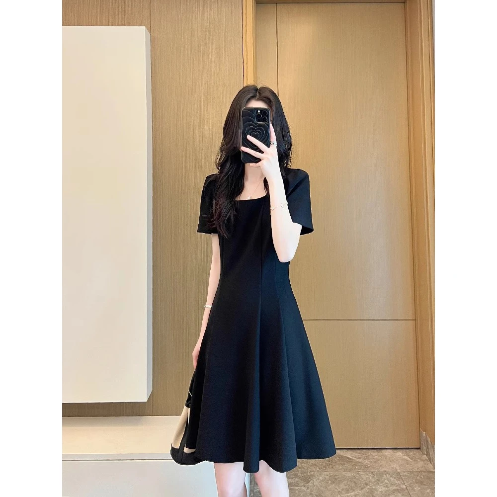 赫本风黑色短款连衣裙女夏季小个子方领时尚显瘦法式气质小黑裙子