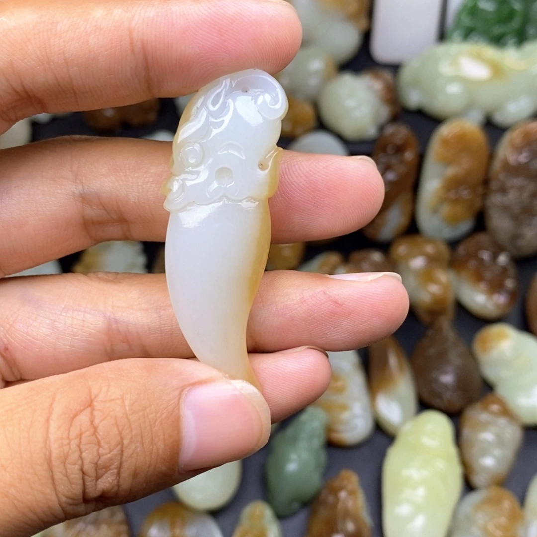 燕****颈饰未镶嵌和田玉