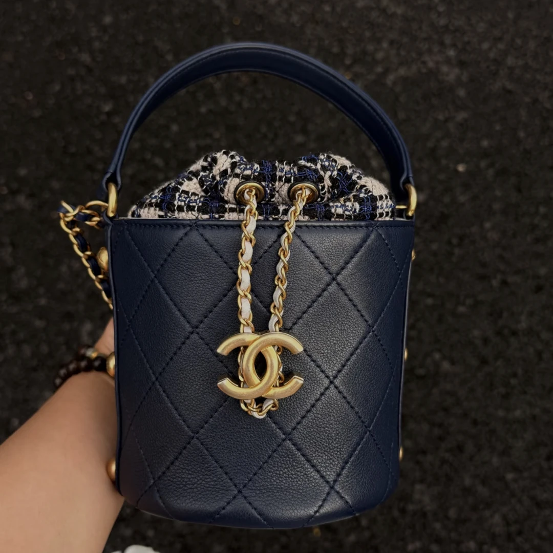 99新 Chanel/香奈儿 林纳奢品丨20P抽绳水桶蓝金牛皮拼毛呢