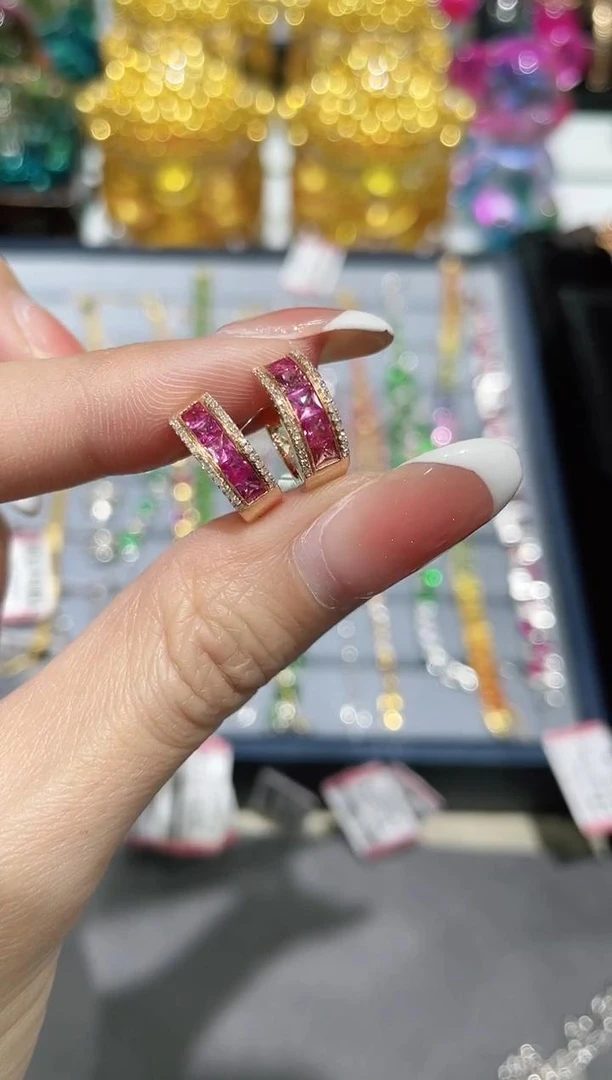 18K金镶嵌彩色蓝宝石耳饰耳扣