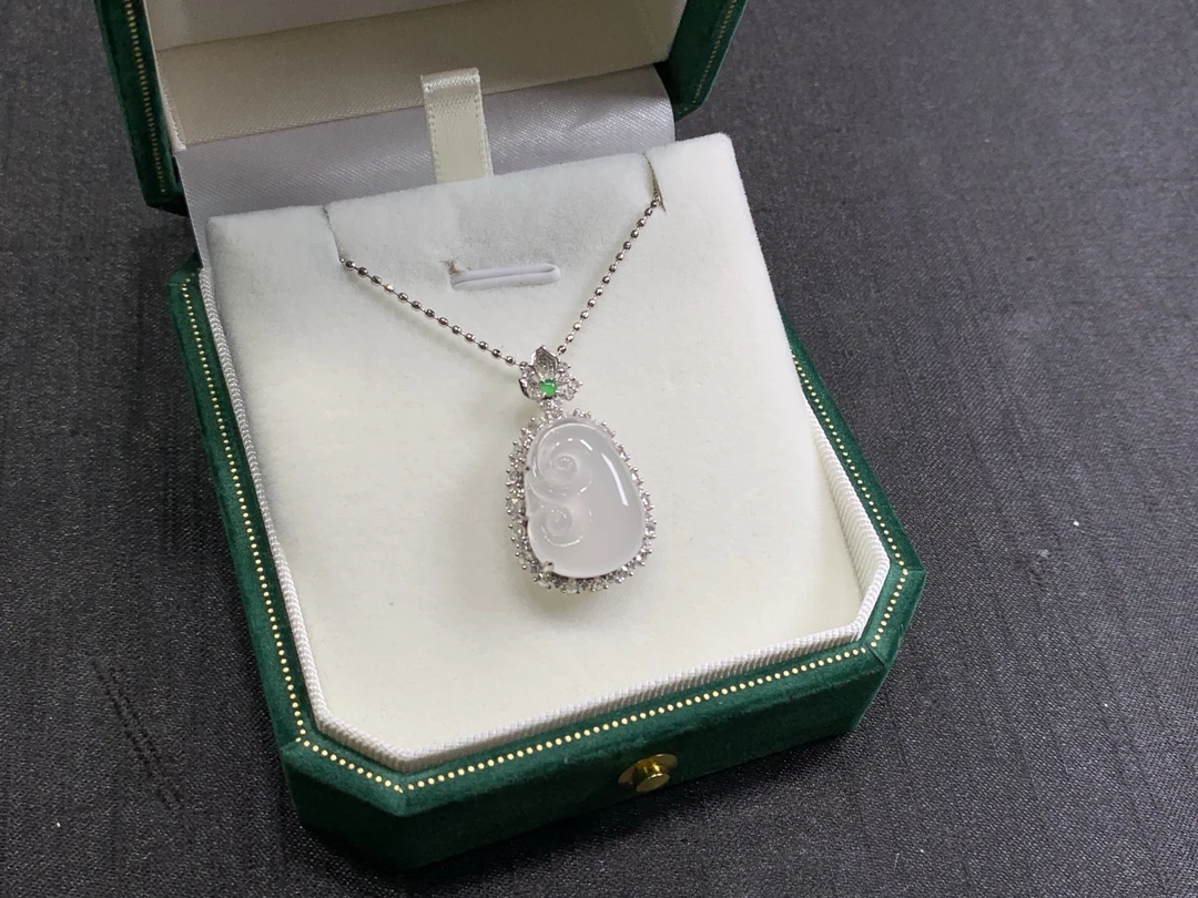 天然缅甸气质轻奢18K金豪华镶嵌高冰种素款翡翠精工雕刻如意坠链