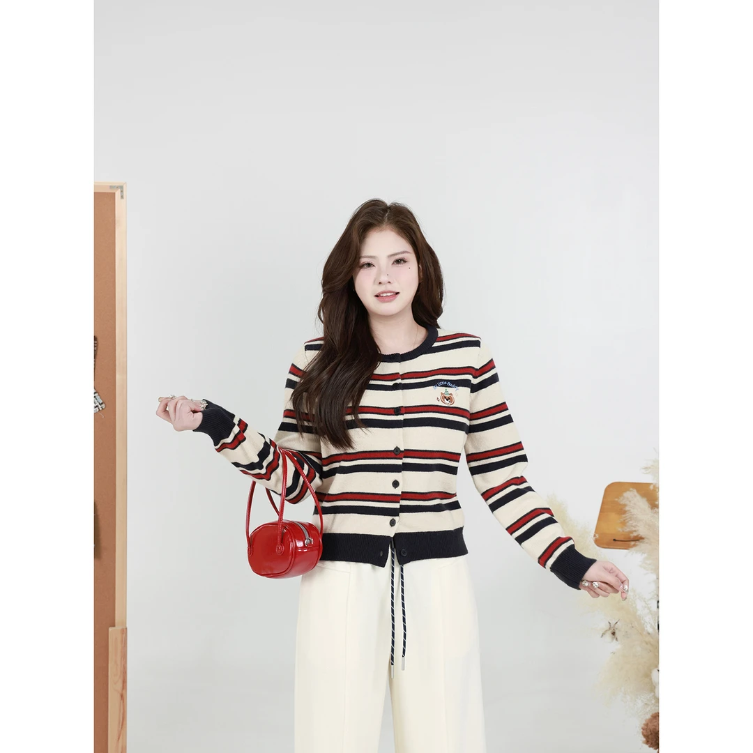 QC裂渡念念【童趣世界】微胖大码女春条纹小熊刺绣针织开衫XS502D14