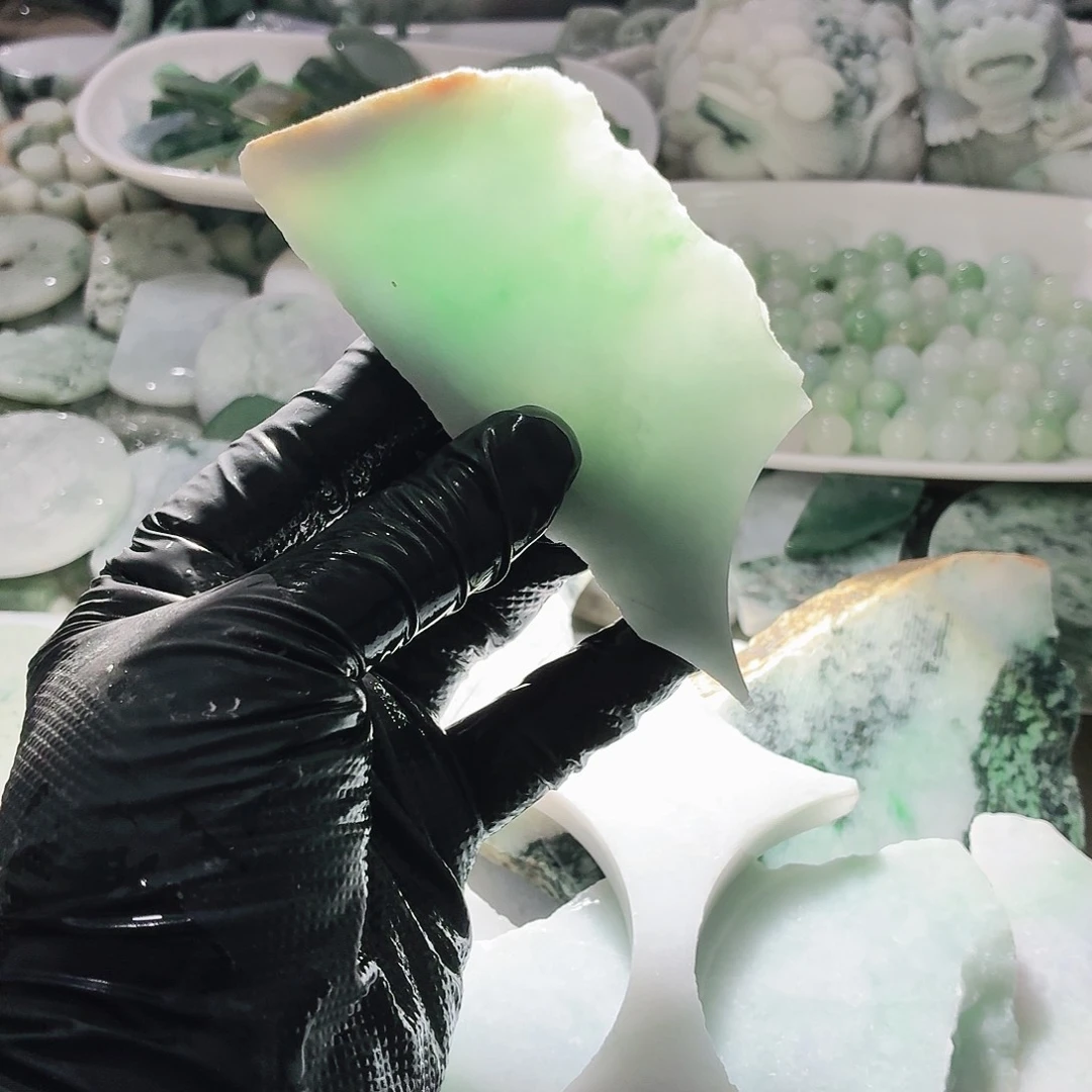 翡翠未镶嵌颈饰边角料