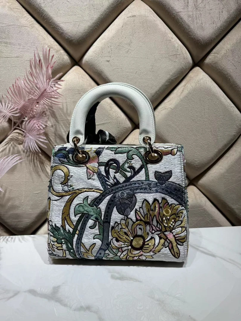 女士皮雕百搭斜跨压花拉链暗袋戴妃包锁扣斜挎包刺绣