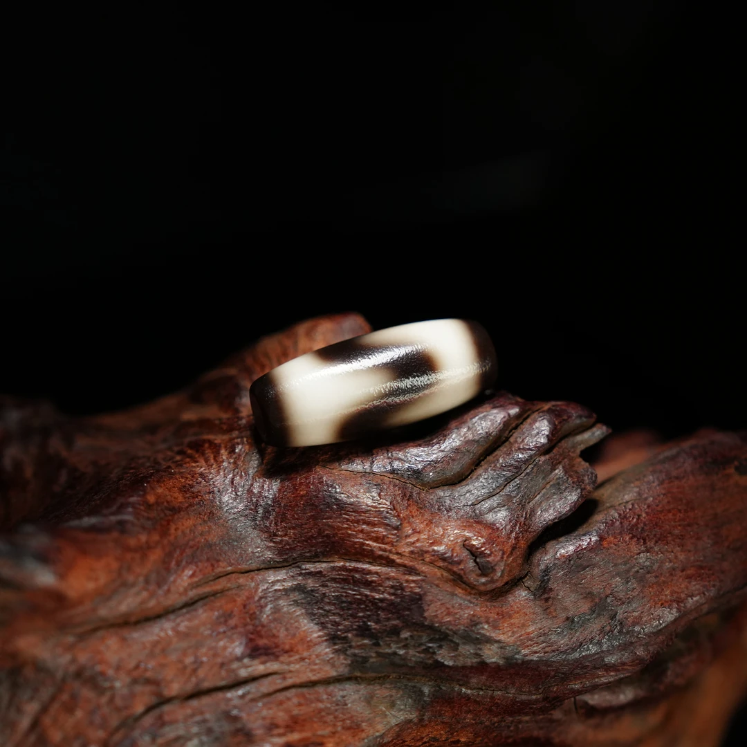 高油至纯黑白虎牙珠玛瑙男女可佩戴个性百搭轻奢
