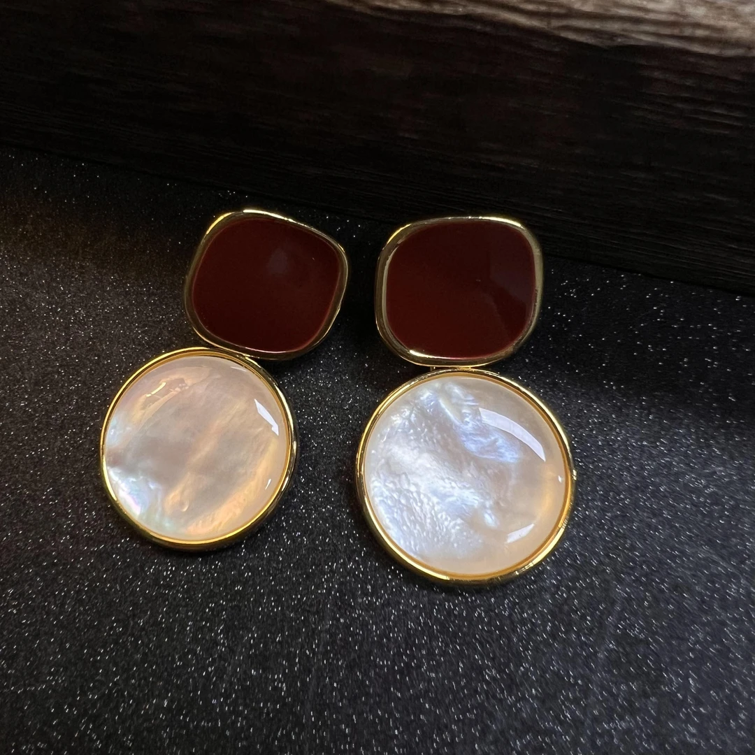 3070  白色圆牌耳钉