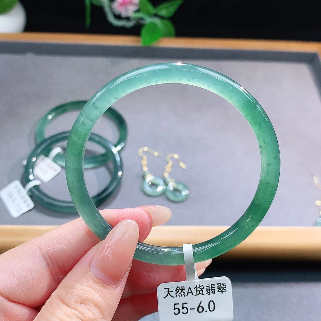 未镶嵌手镯（圆镯）翡翠