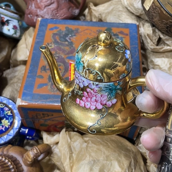 紫砂茶壶，原矿泥料，手工制作的一把紫砂壶。