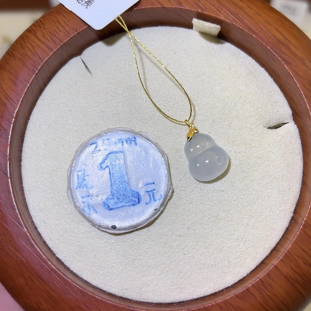 翡翠18K金镶嵌颈饰葫芦