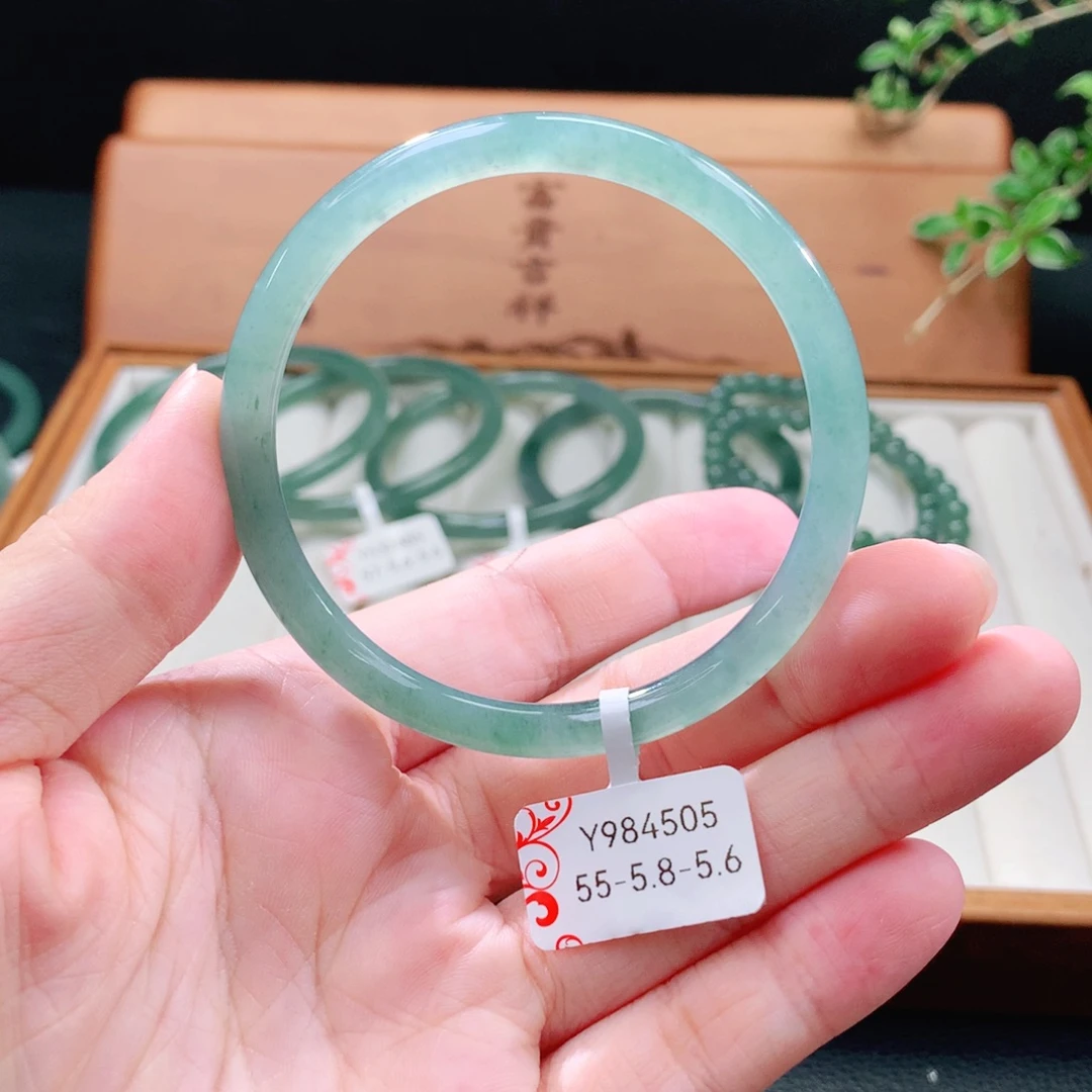 未镶嵌手镯（圆镯）翡翠