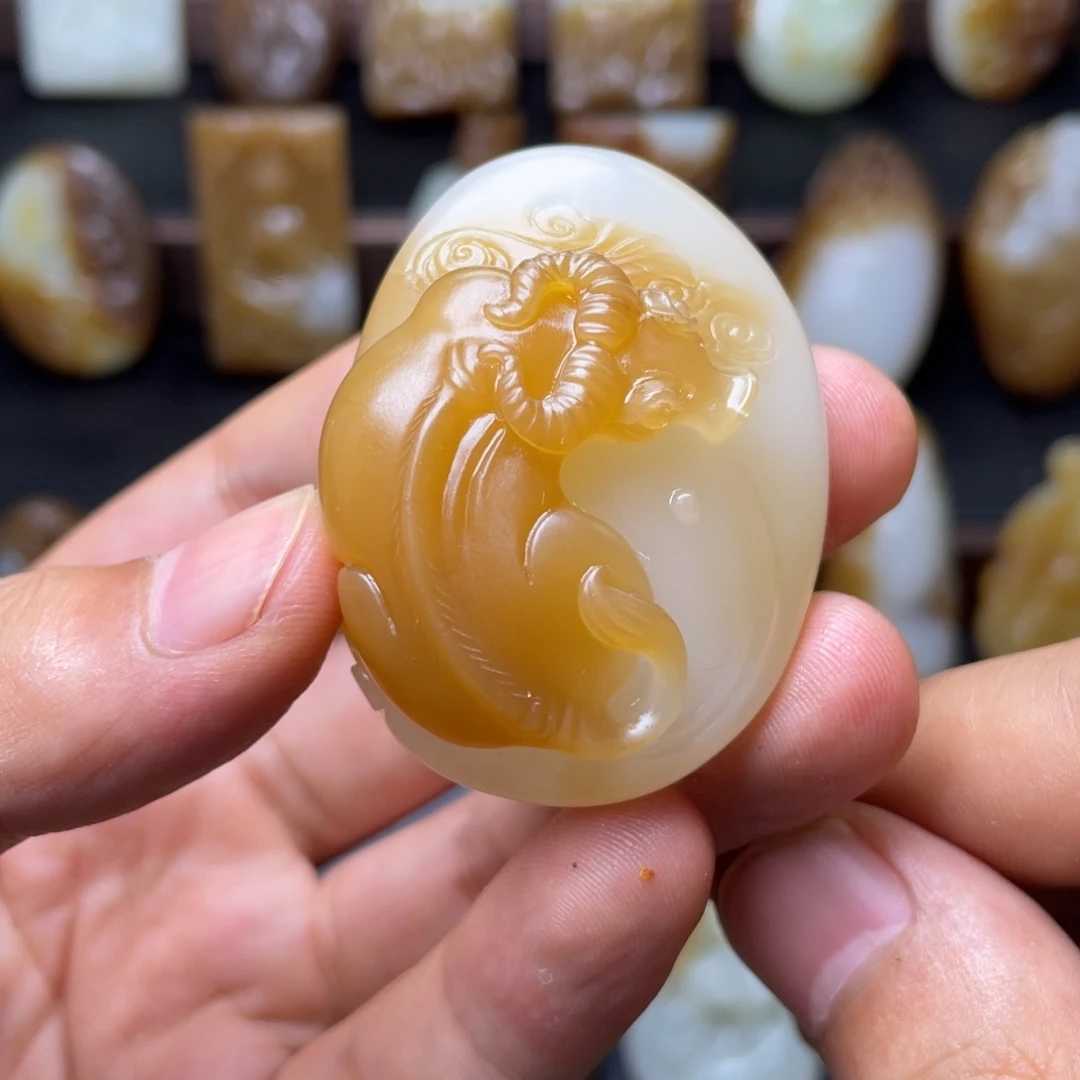 和田玉（糖玉）未镶嵌颈饰小*曲