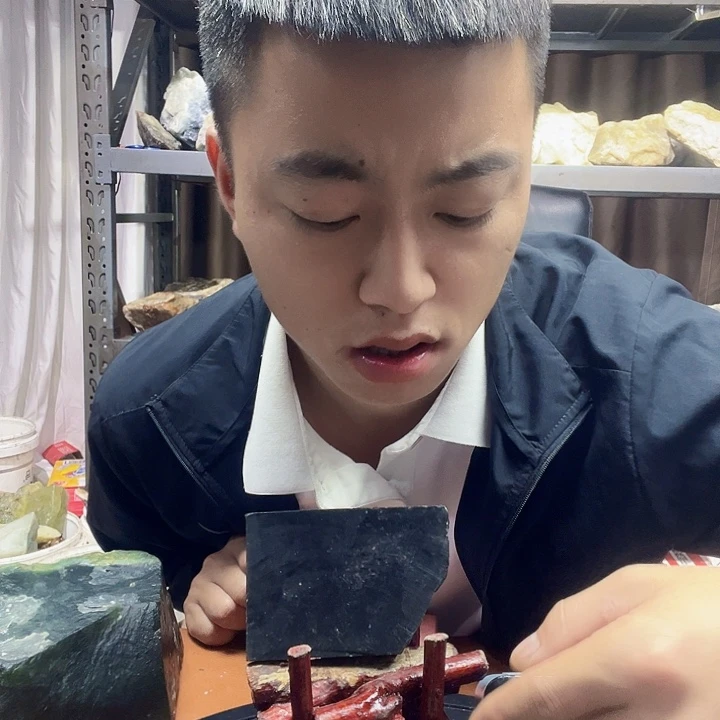 王***岁未镶嵌蛇纹石玉珠宝奇石5