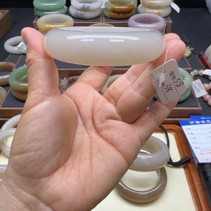 石英岩玉未镶嵌手镯