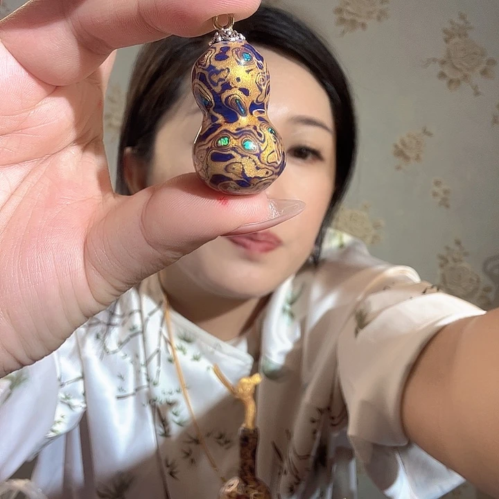 脖挂犀皮葫芦草里金