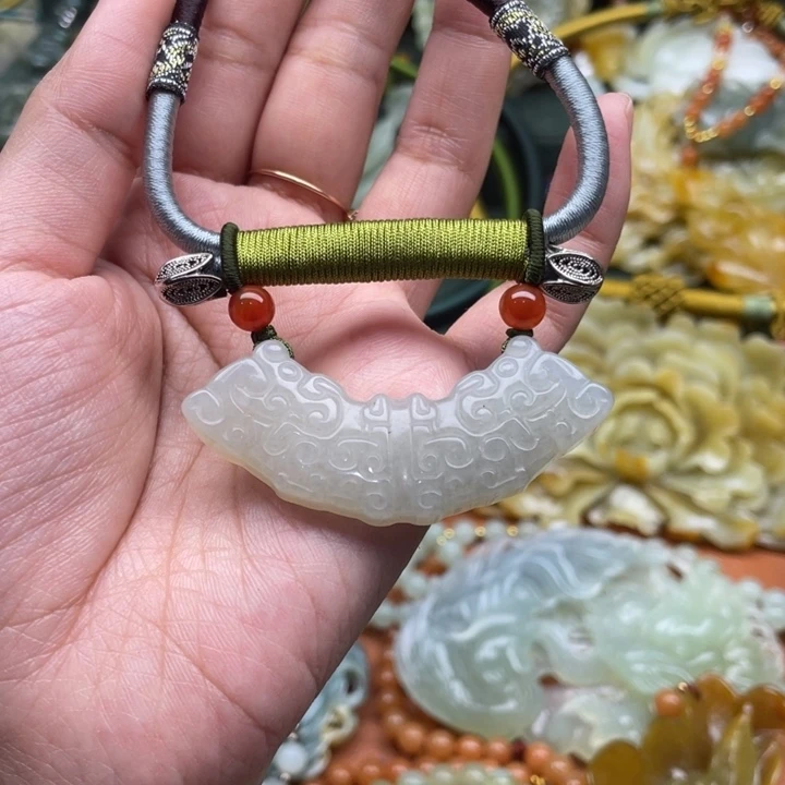 蛇纹石玉吊坠合金