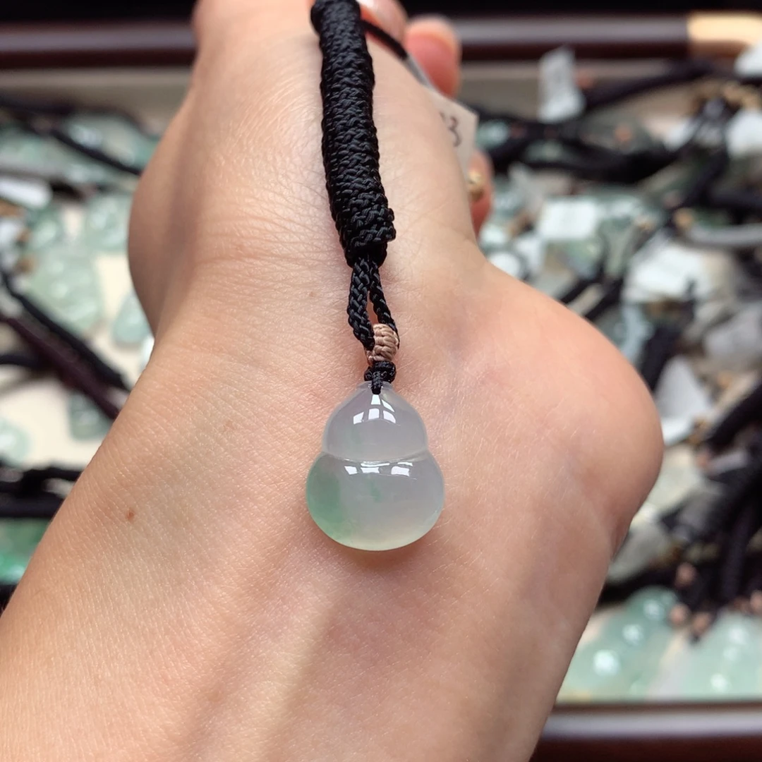 翡翠未镶嵌颈饰葫芦