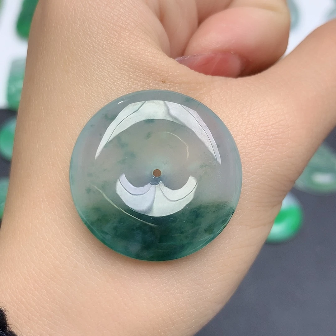 翡翠颈饰未镶嵌平安扣