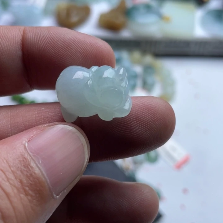 轻***颜翡翠未镶嵌颈饰挂件