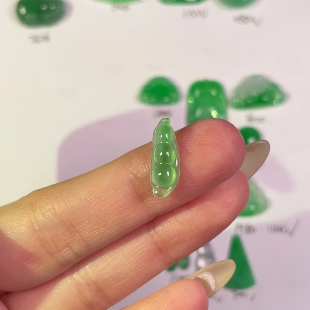 翡翠未镶嵌颈饰裸石