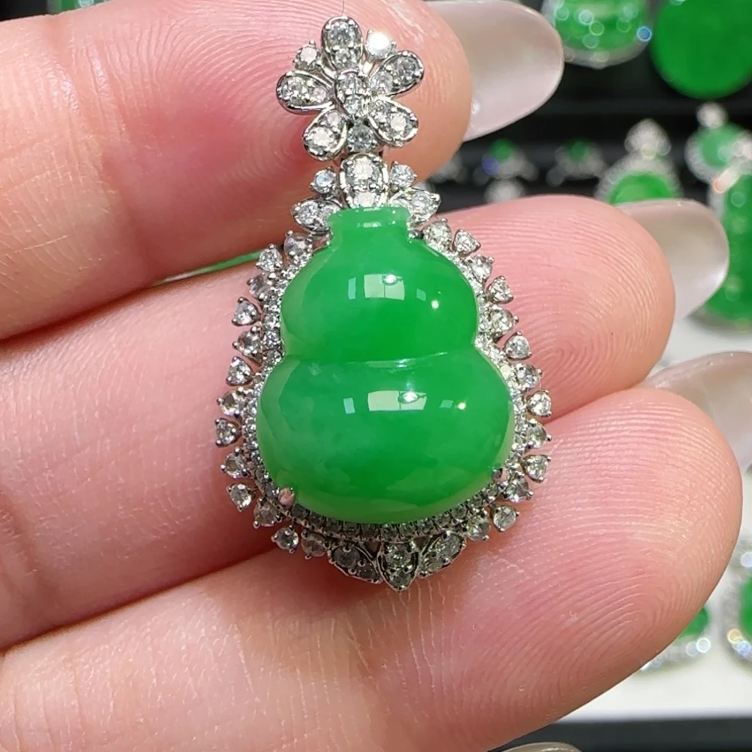 翡翠18K金镶嵌颈饰吊坠