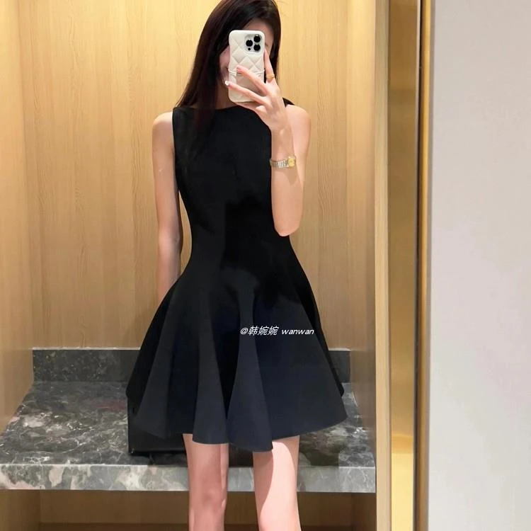 VOCKOO官方高端精致黑色连衣裙女夏季赫本风收腰无袖背心裙超好看