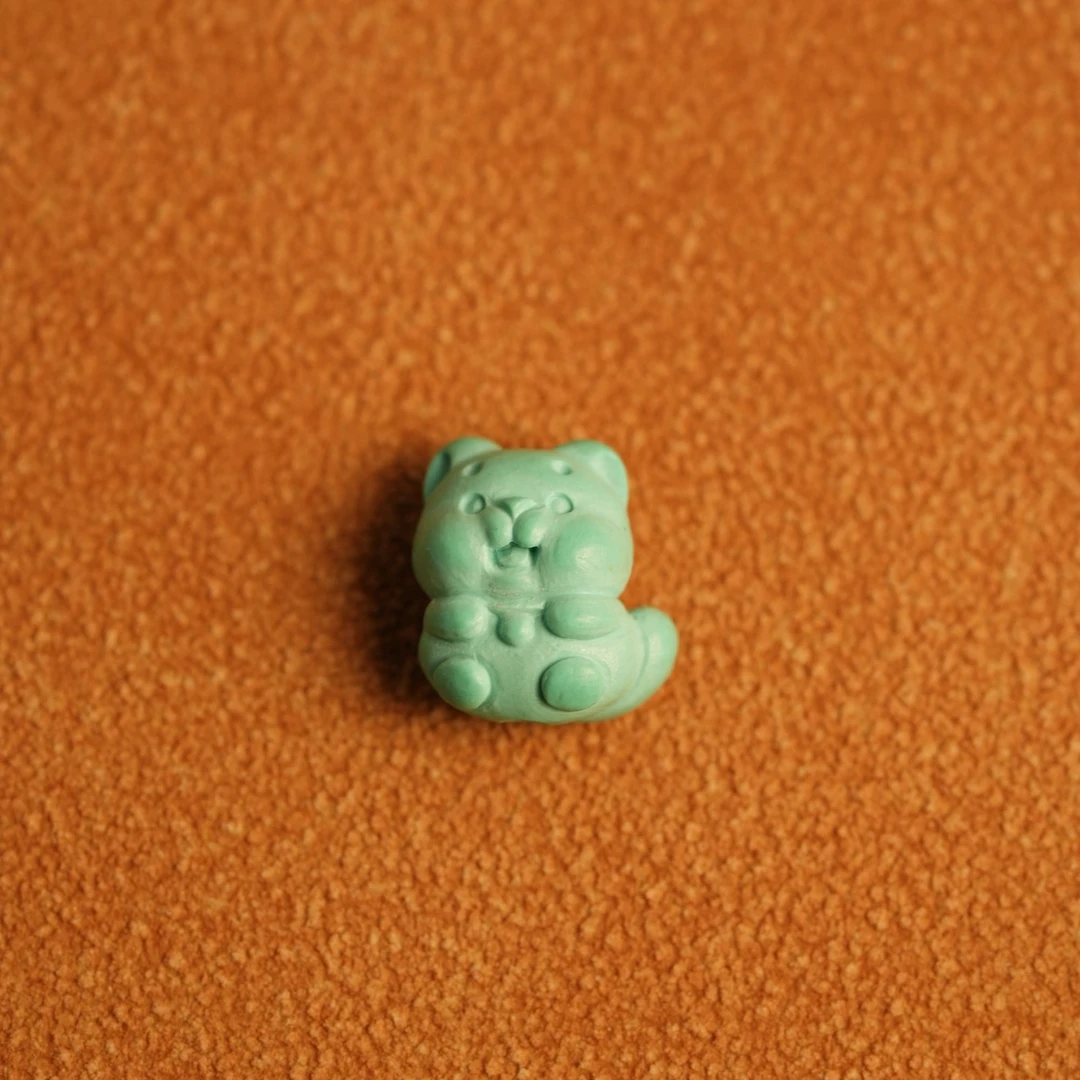 【见桃花珠宝】原矿高瓷绿松石磨砂浣熊手串配饰背云吊坠挂坠雕刻