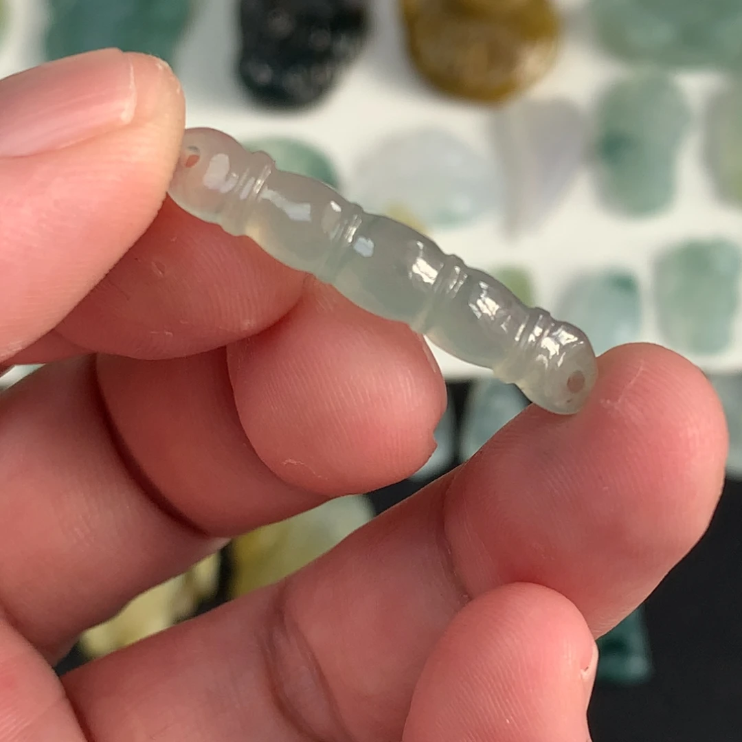 自***在翡翠未镶嵌颈饰翡翠挂件