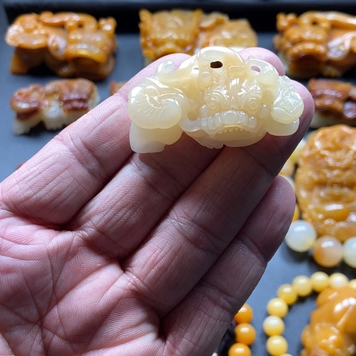 石英质玉（黄龙玉）未镶嵌颈饰