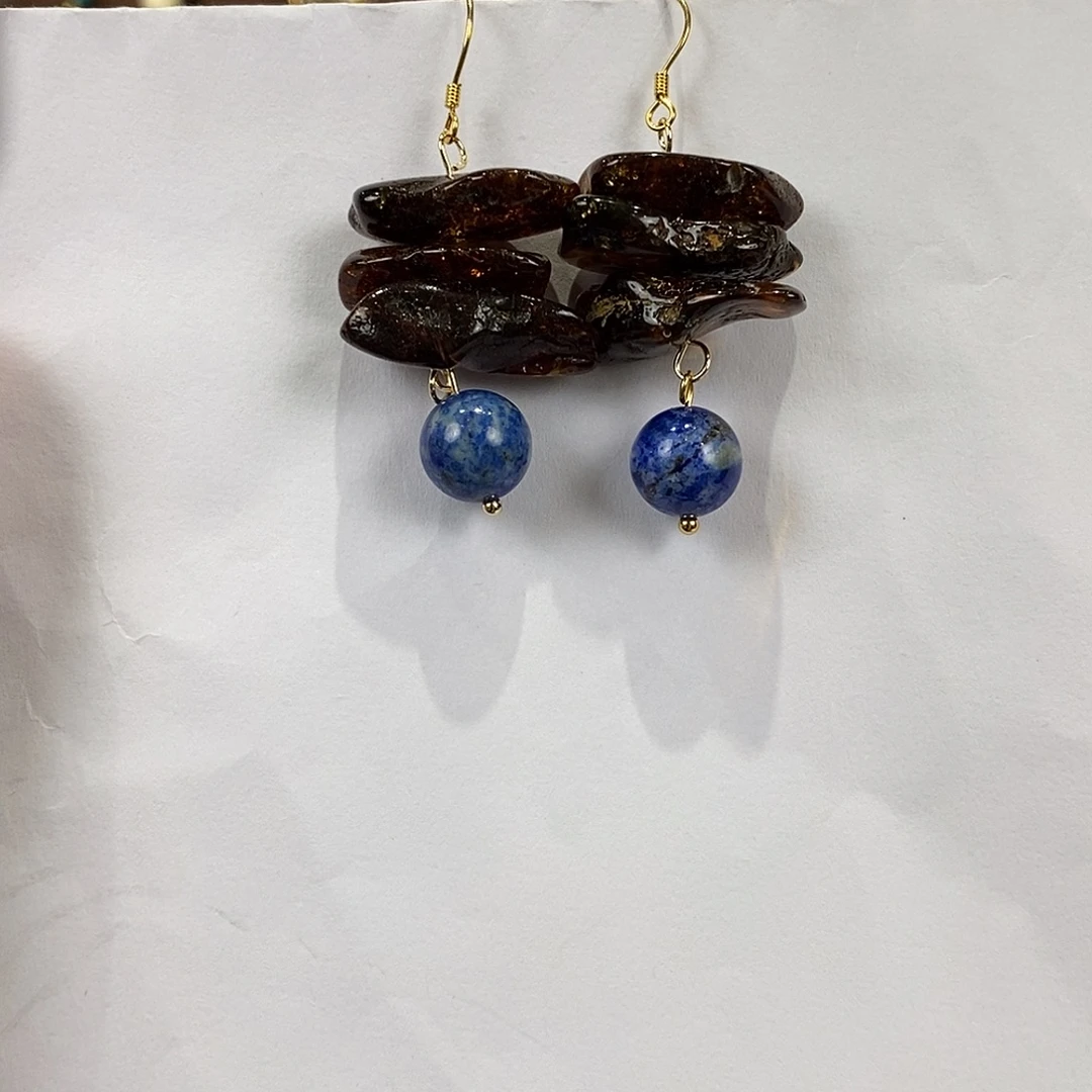 琥珀未镶嵌颈饰多人