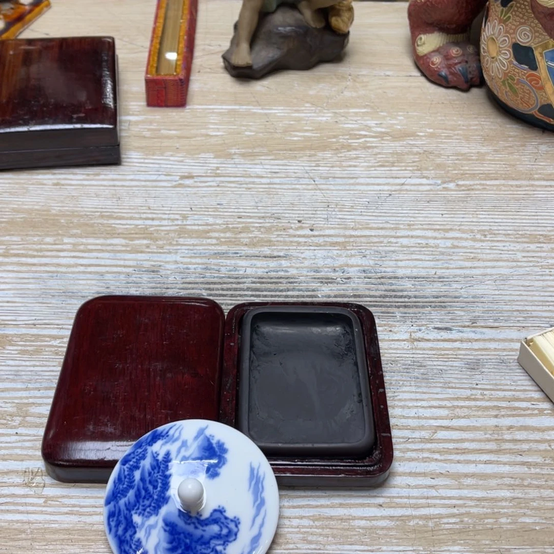 瓷片江**庐密密麻麻地排列着一个大