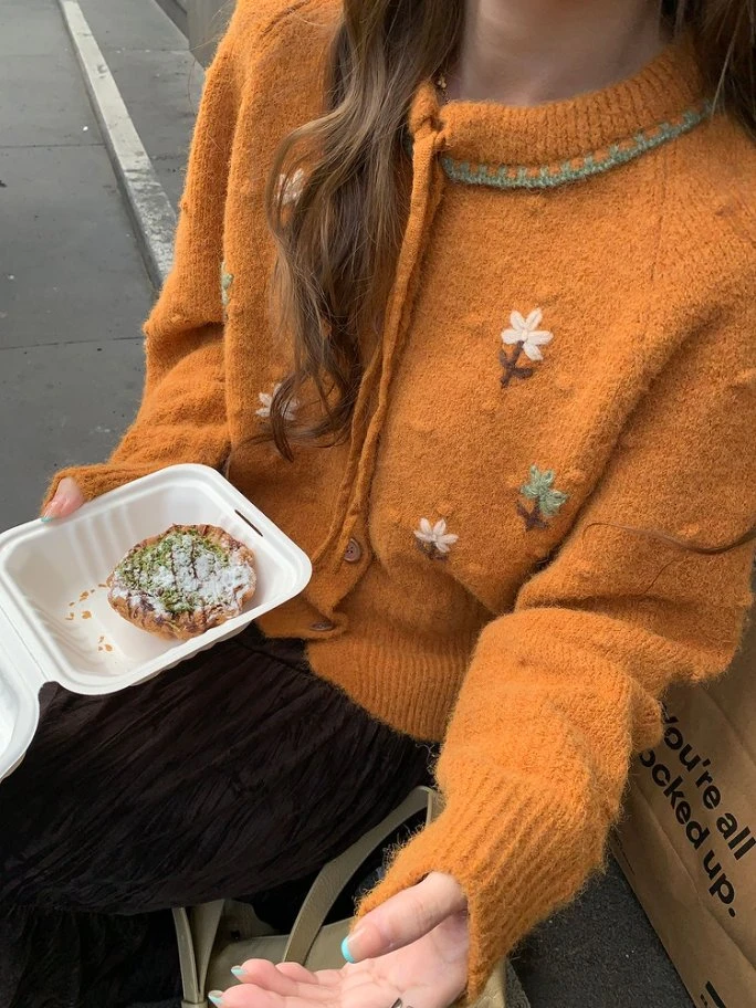 【大码】1464立体花饰开衫毛衣女