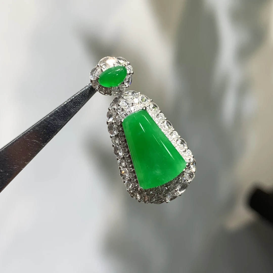 翡翠阳绿无事牌，18k金镶嵌