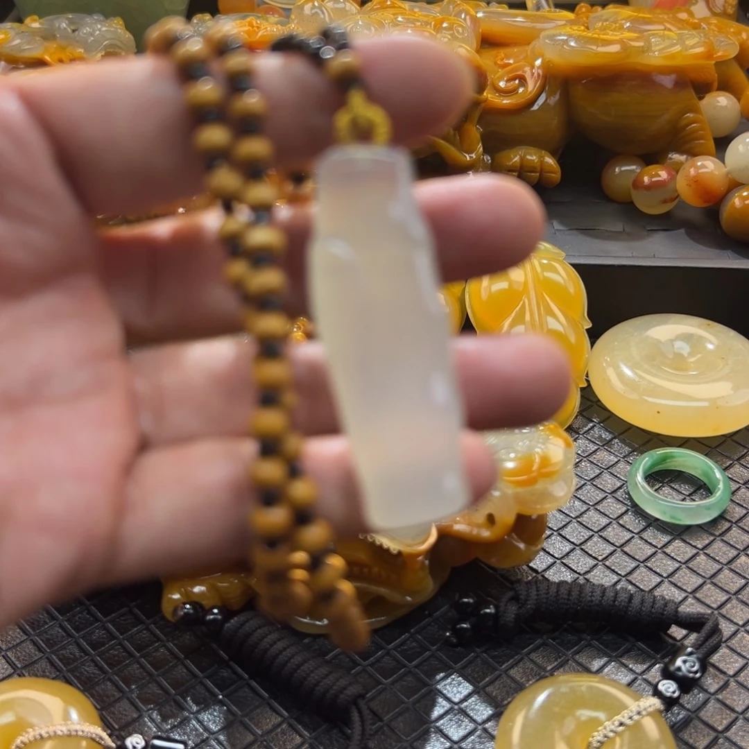 颈饰未镶嵌石英质玉