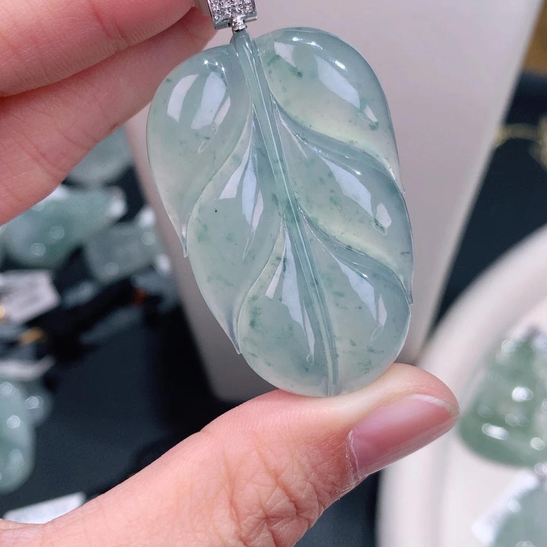 颈饰18K金镶嵌翡翠高冰起胶飘蓝花大叶子