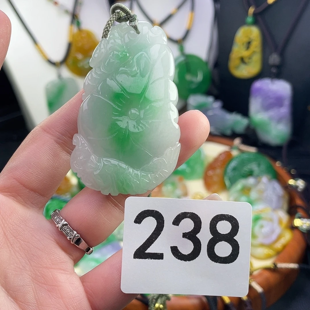 翡翠未镶嵌吊坠(赠链)