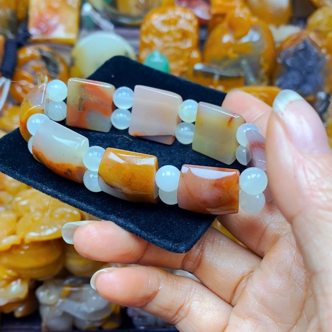 未镶嵌石英质玉（黄龙玉）颈饰
