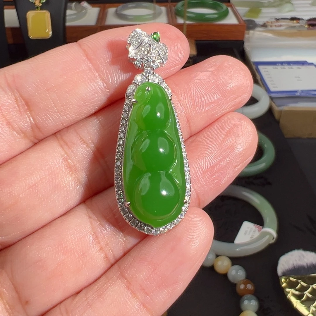 和田玉（碧玉）18K金镶嵌颈饰乌兰乌德高色满色苹果绿福豆