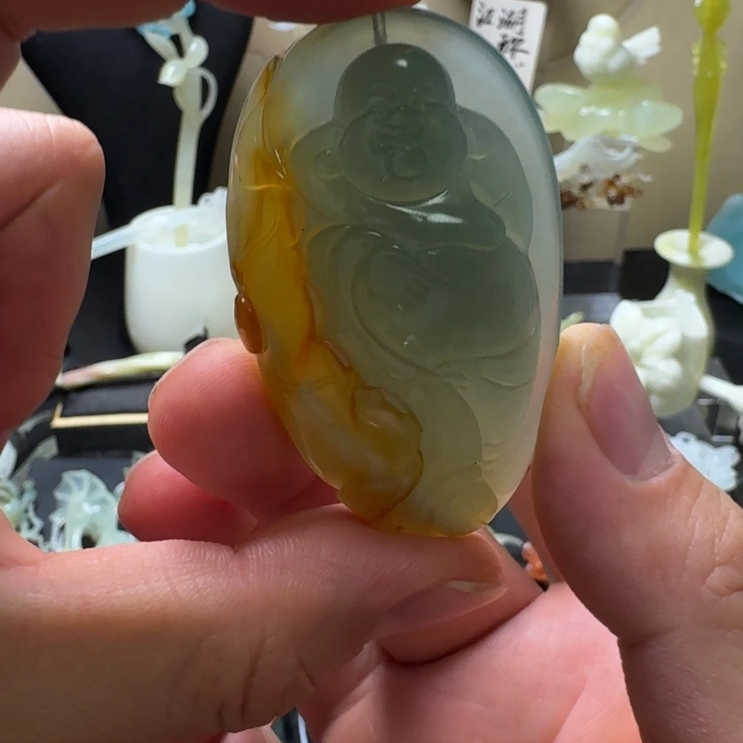 一***尘蛇纹石玉未镶嵌颈饰