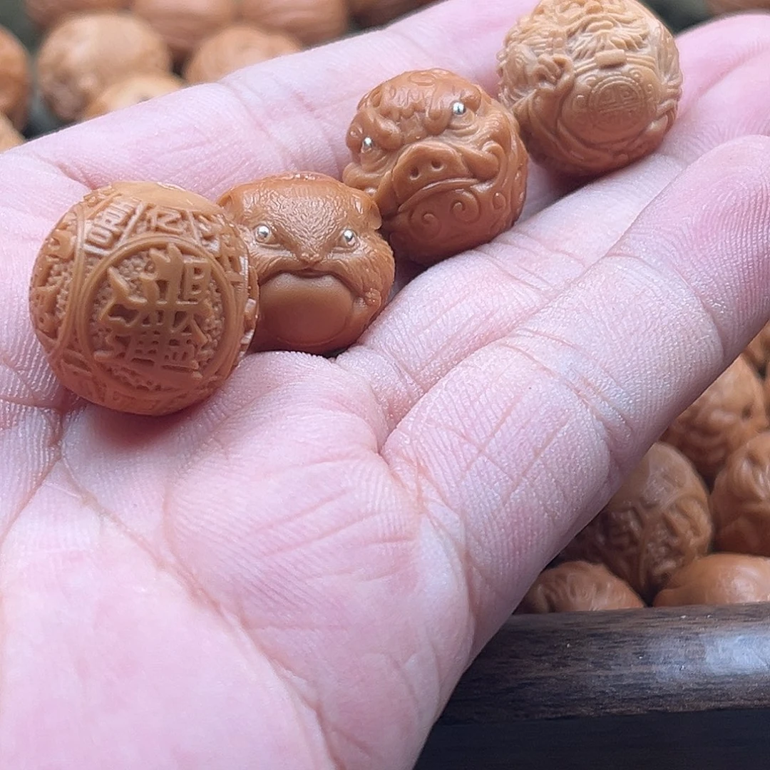 猴头核桃手串镶嵌单颗两个，素单颗两个