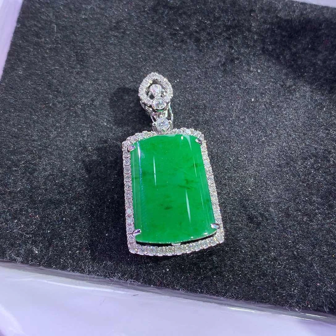 翡翠18K金镶嵌吊坠(赠链)