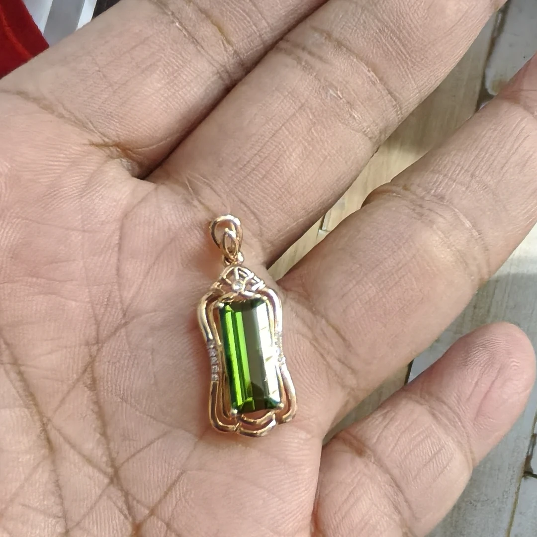 18k玫瑰金镶嵌碧玺吊坠4000