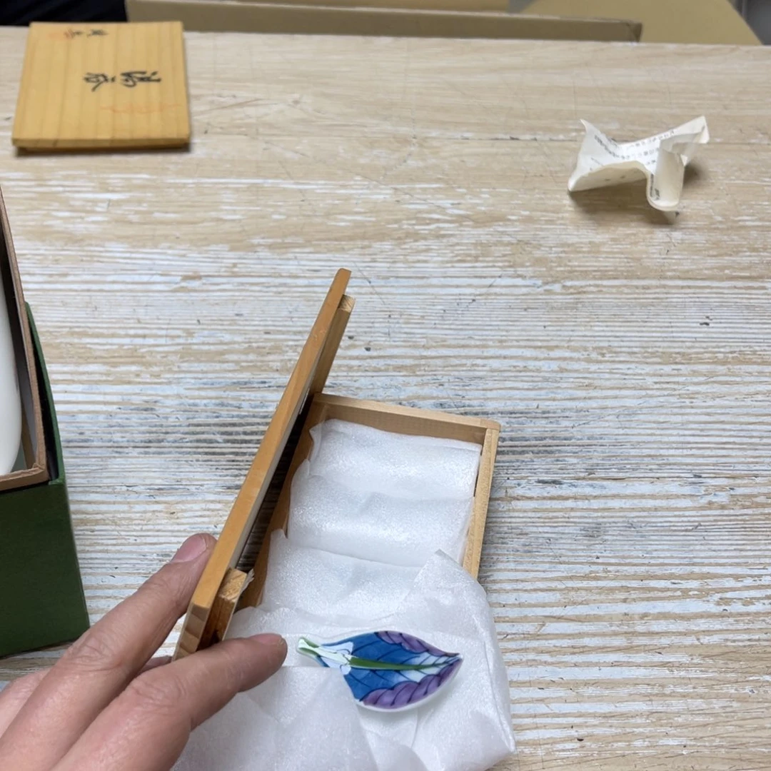 瓷片吃*密密麻麻地排列着一个