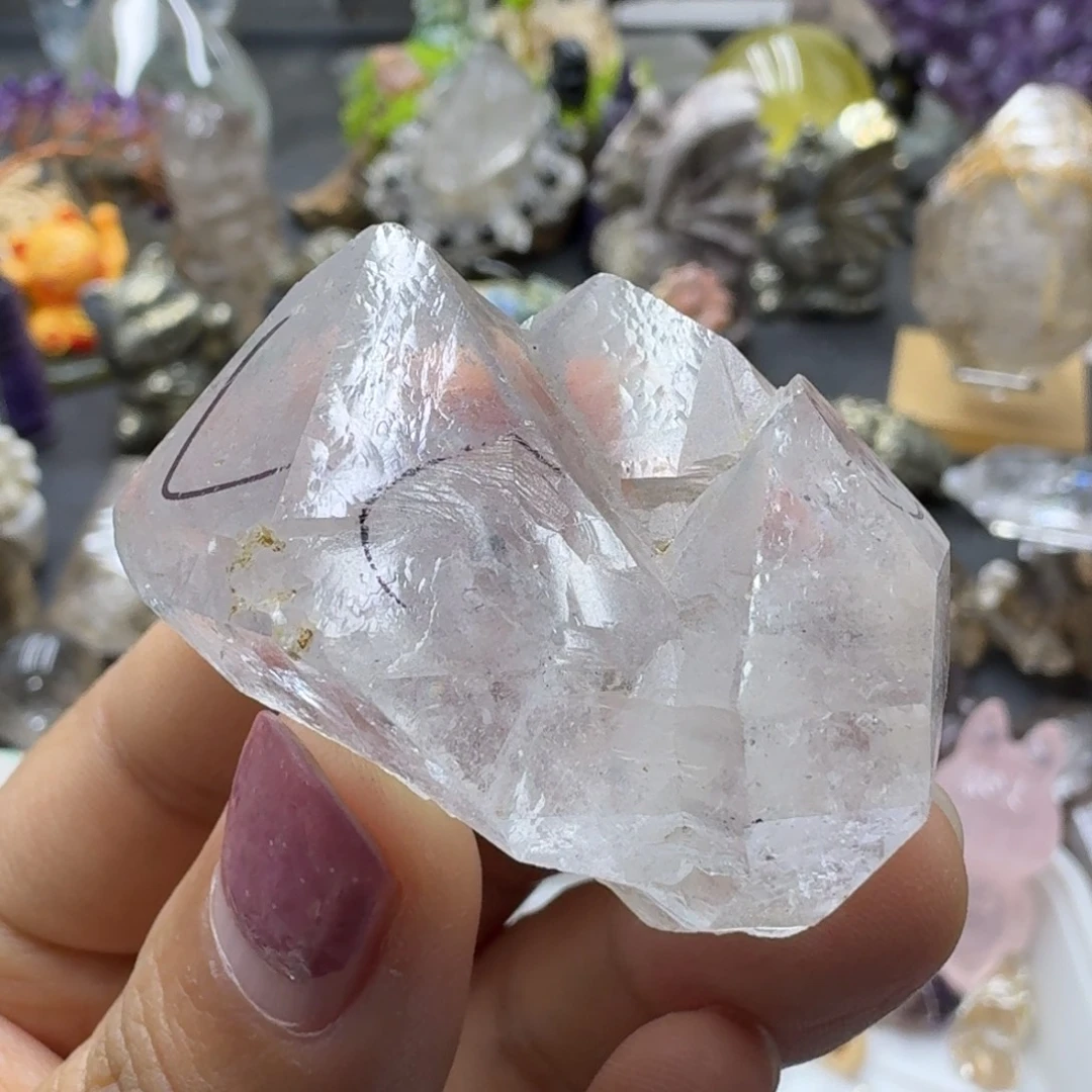 石材闪过簇三个水胆的小