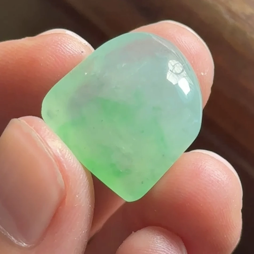 天然缅A翡翠冰起光木那果阳绿飘花俏色吊坠料