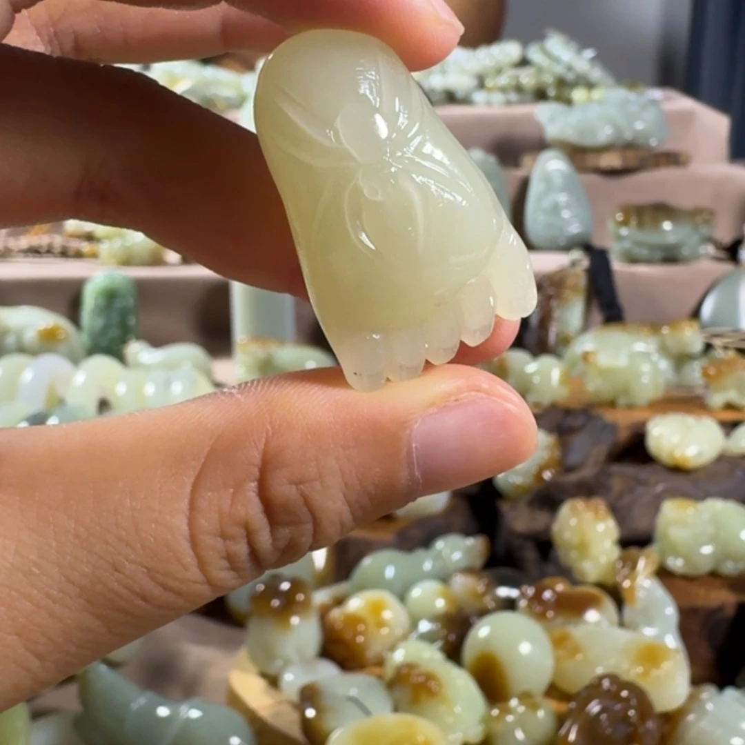 颈饰未镶嵌和田玉（糖玉）